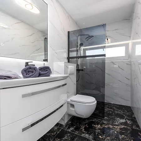 House With A Swimming Pool - Lozice, - 27817 ヴィル