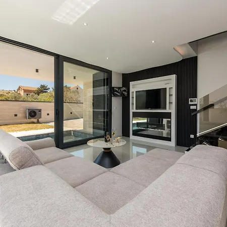 Dom wakacyjny House With A Swimming Pool - Lozice, - 27817